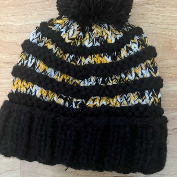 Boston bruins winter hat - Picture 3 of 3